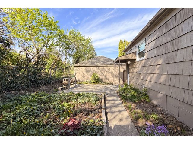 7020 Ne HALSEY St, Portland, OR 97213