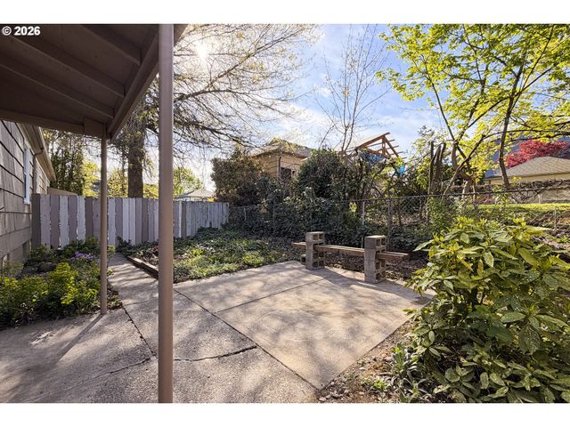 7020 Ne HALSEY St, Portland, OR 97213