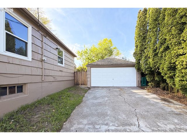 7020 Ne HALSEY St, Portland, OR 97213