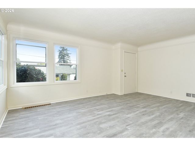 7020 Ne HALSEY St, Portland, OR 97213