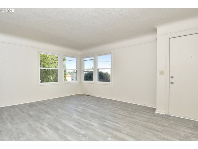 7020 Ne HALSEY St, Portland, OR 97213