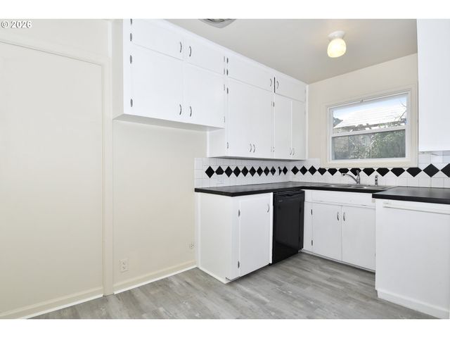 7020 Ne HALSEY St, Portland, OR 97213