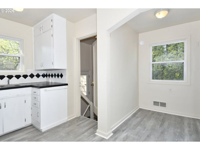 7020 Ne HALSEY St, Portland, OR 97213