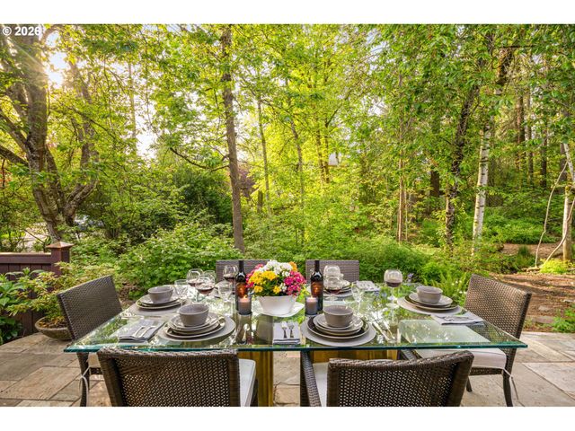 13447 STREAMSIDE Ct, Lake Oswego, OR 97035