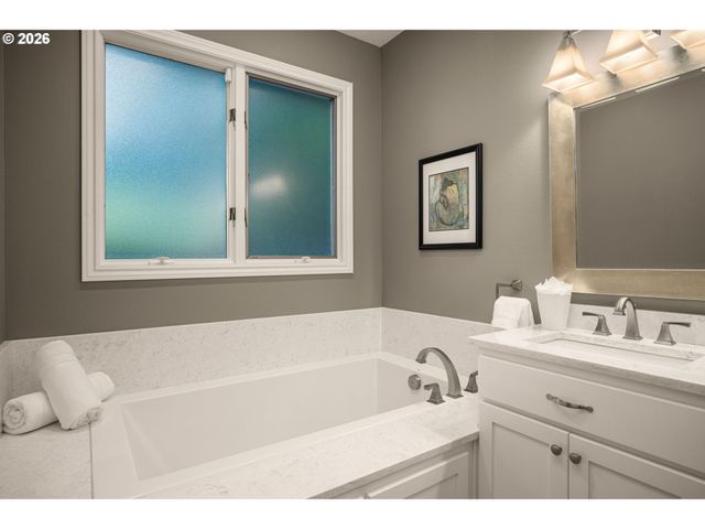 13447 STREAMSIDE Ct, Lake Oswego, OR 97035
