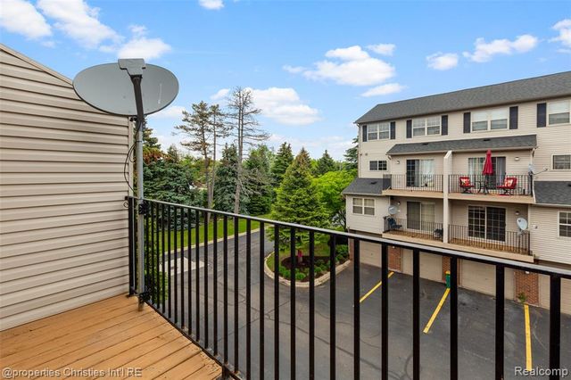 29426 Glenoaks, Farmington Hills, MI 48334