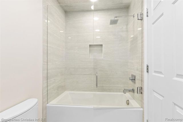 29426 Glenoaks, Farmington Hills, MI 48334