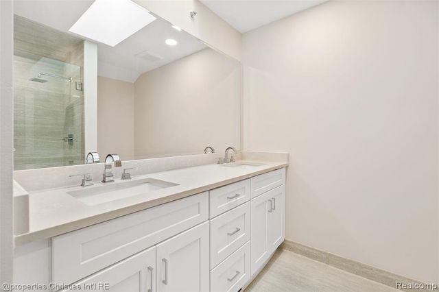 29426 Glenoaks, Farmington Hills, MI 48334