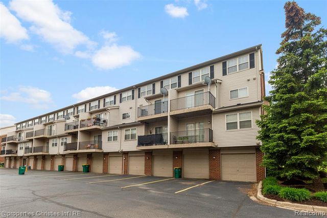 29426 Glenoaks, Farmington Hills, MI 48334