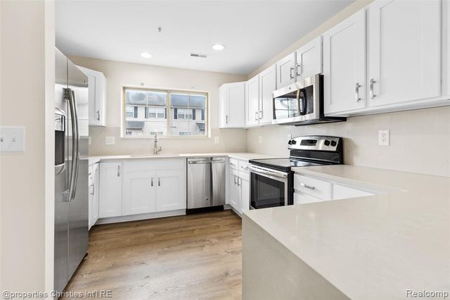 29426 Glenoaks, Farmington Hills, MI 48334