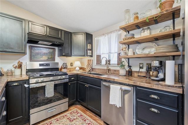 9938 Fair Lane Road, Lenexa, KS 66215