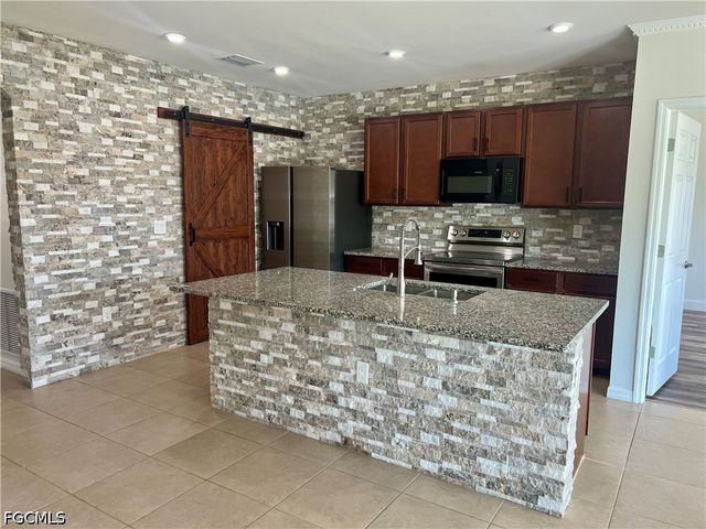 10293 Silver Pond LN, Lehigh Acres, FL 33936