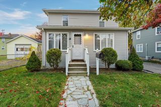 18 Charpentier Blvd, Chicopee, MA 01013