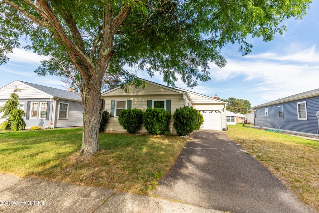 12 Mayaquez Lane, Berkeley, NJ 08721