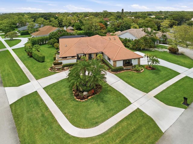 15395 Meadow Wood Drive, Wellington, FL 33414