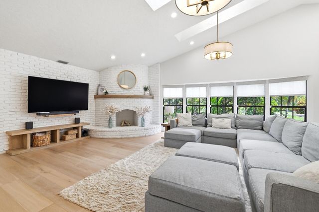 15395 Meadow Wood Drive, Wellington, FL 33414