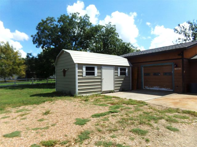 1021 Private Road 10, Weimar, TX 78962