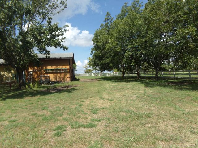 1021 Private Road 10, Weimar, TX 78962