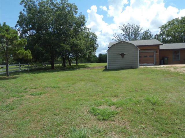 1021 Private Road 10, Weimar, TX 78962