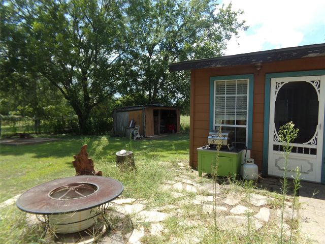 1021 Private Road 10, Weimar, TX 78962