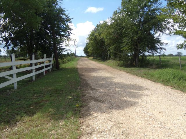 1021 Private Road 10, Weimar, TX 78962