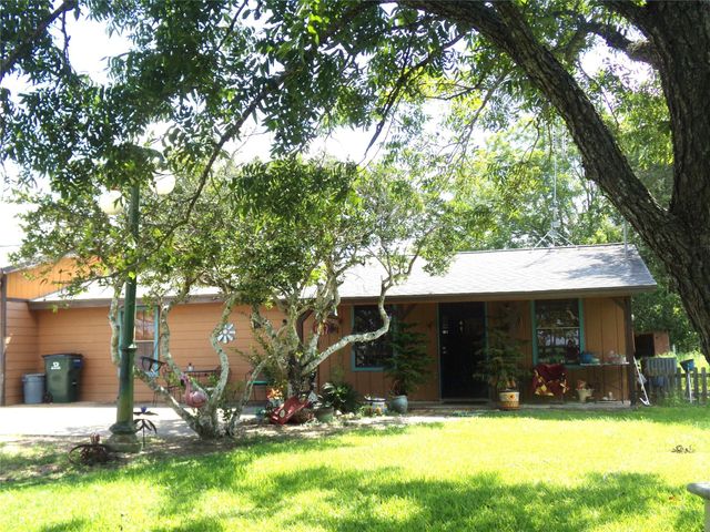 1021 Private Road 10, Weimar, TX 78962