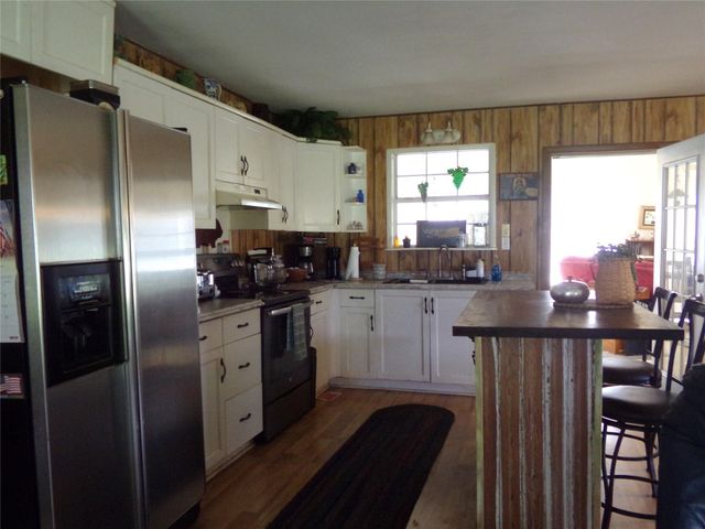 1021 Private Road 10, Weimar, TX 78962