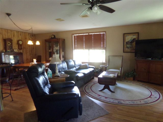 1021 Private Road 10, Weimar, TX 78962