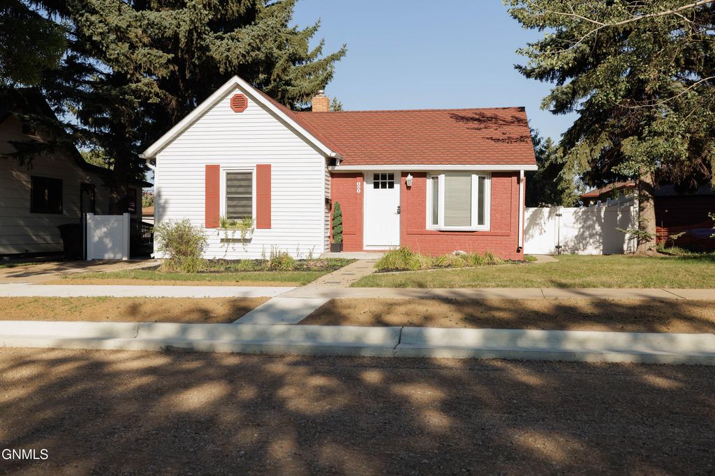 161 1st Avenue SE, Dickinson, ND 58601 photo 2