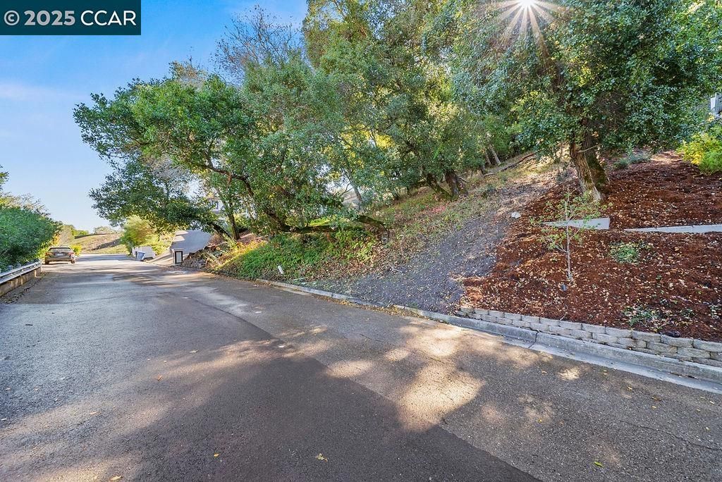 Oak Rd, Orinda, CA 94563