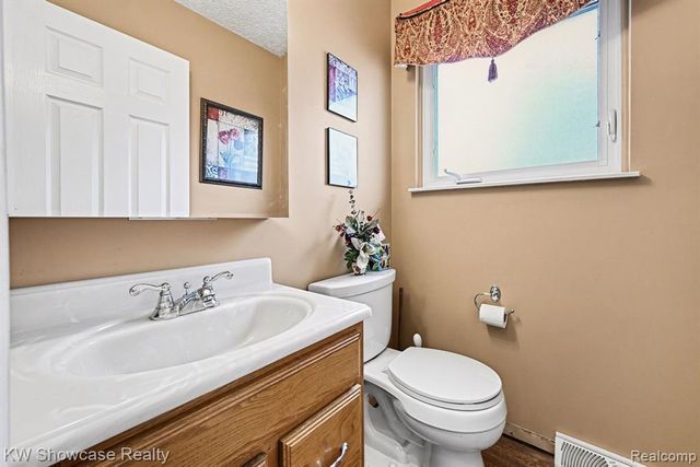 8635 Sandy Crest Drive, White Lake, MI 48386