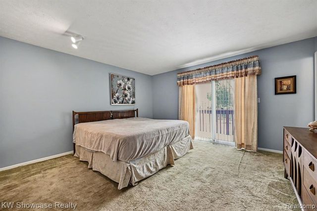 8635 Sandy Crest Drive, White Lake, MI 48386