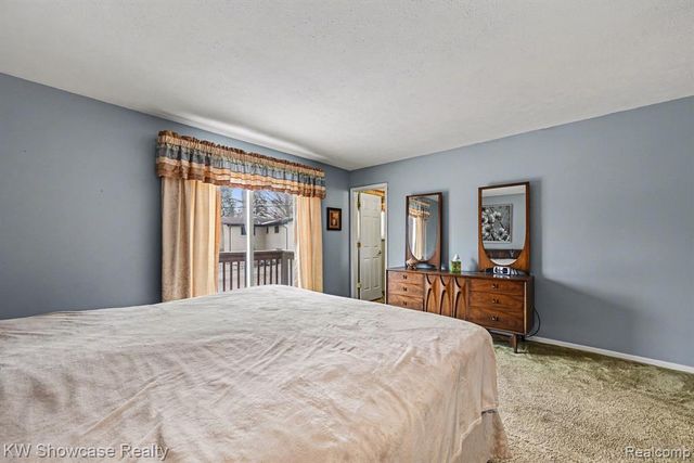 8635 Sandy Crest Drive, White Lake, MI 48386