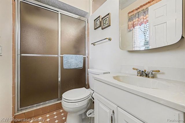 8635 Sandy Crest Drive, White Lake, MI 48386