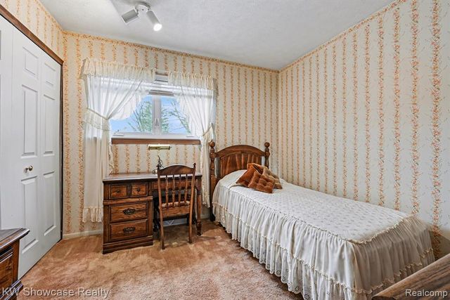 8635 Sandy Crest Drive, White Lake, MI 48386