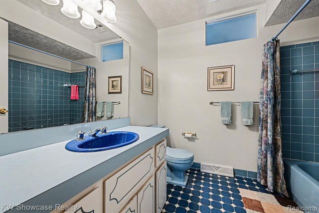 8635 Sandy Crest Drive, White Lake, MI 48386