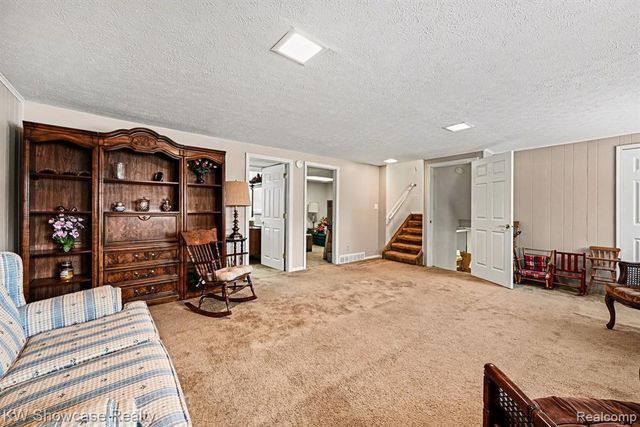 8635 Sandy Crest Drive, White Lake, MI 48386