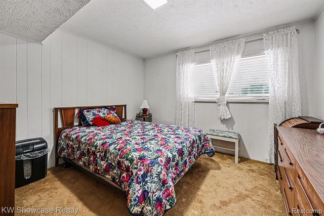 8635 Sandy Crest Drive, White Lake, MI 48386