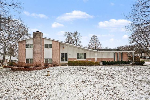 8635 Sandy Crest Drive, White Lake, MI 48386