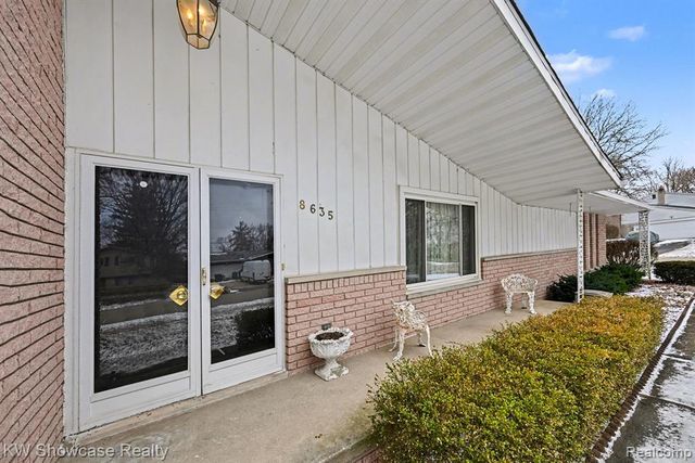 8635 Sandy Crest Drive, White Lake, MI 48386