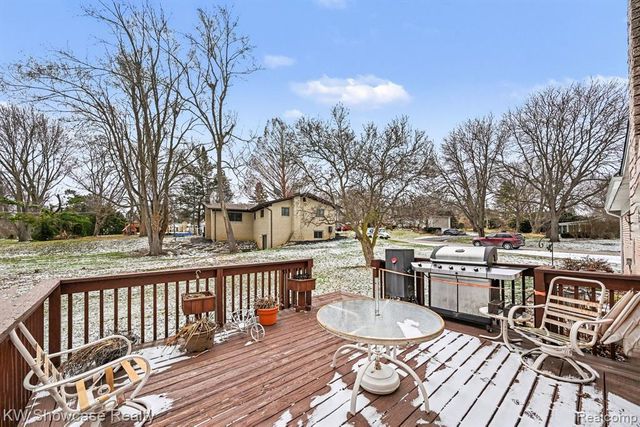 8635 Sandy Crest Drive, White Lake, MI 48386