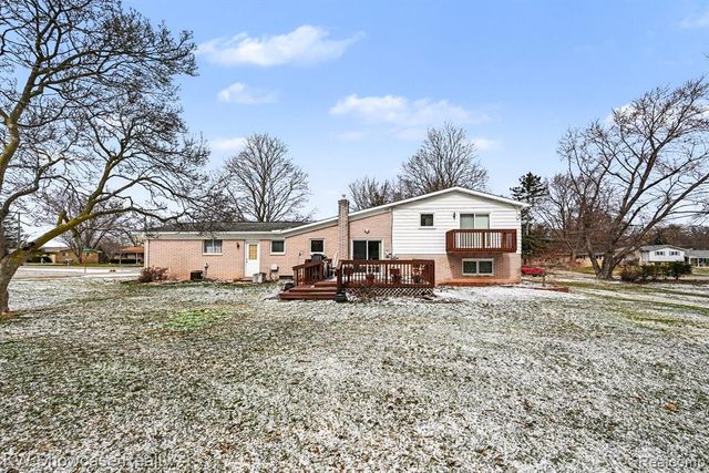 8635 Sandy Crest Drive, White Lake, MI 48386