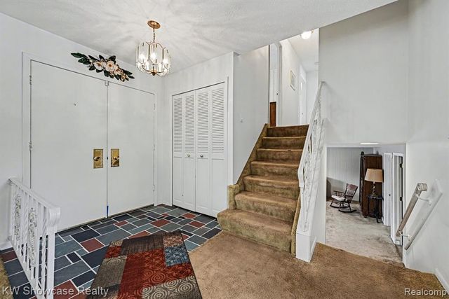 8635 Sandy Crest Drive, White Lake, MI 48386