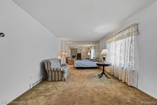 8635 Sandy Crest Drive, White Lake, MI 48386