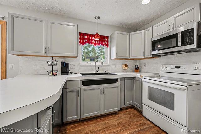 8635 Sandy Crest Drive, White Lake, MI 48386