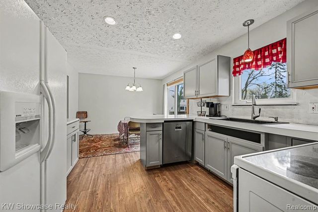 8635 Sandy Crest Drive, White Lake, MI 48386