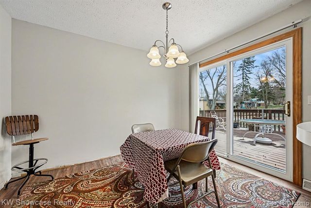 8635 Sandy Crest Drive, White Lake, MI 48386