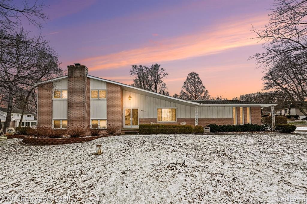 8635 Sandy Crest Drive, White Lake, MI 48386