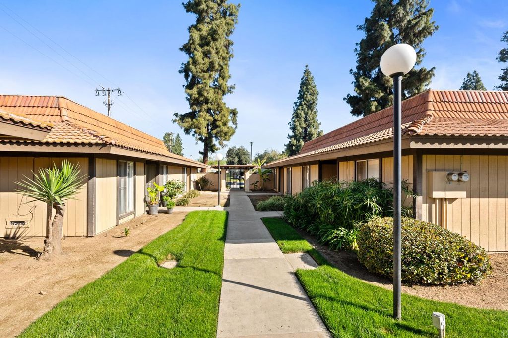2910 E Huntington Boulevard, Fresno, CA 93721
