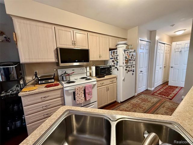 45077 Coachman Court 82, Canton, MI 48187